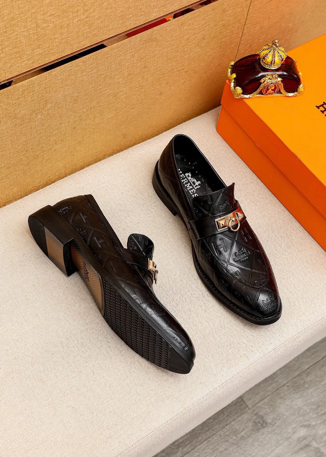 Men's shoes 💰480 💐 Product trademark: HERMES "Hermès" casual leather shoes Regular size: 38-44 (45🉑️customized) Product materials: Selected imported first-layer calfskin embossed upper + classic hardware buckle, imported water-dyed 🐂 cowhide lining. Strong three-dimensional visual effect, non-slip and wear-resistant combination outsole Color: 2⃣️colors available